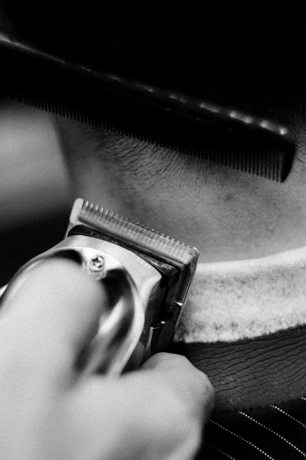 Barbero de Represent trabajando un corte