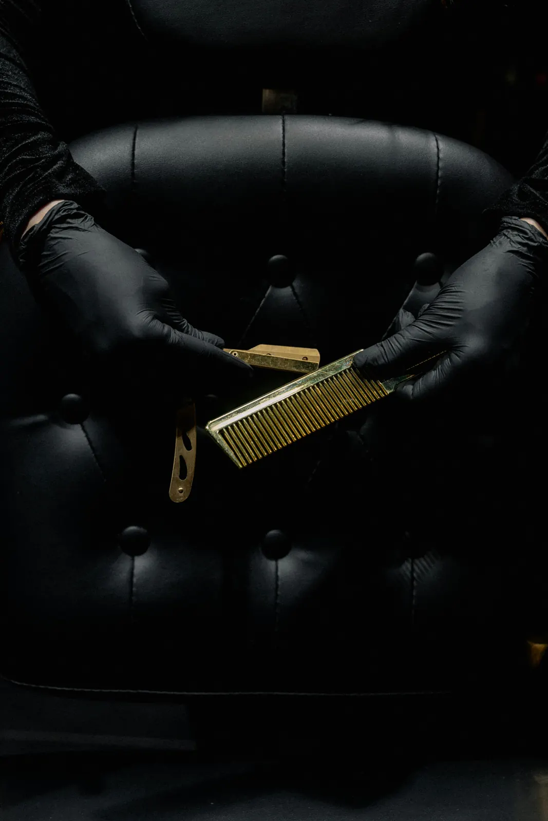 Herramientas de barbería sobre sillón de cuero